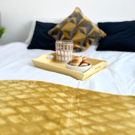 3 Cosy Homes Walking Distance To Mall With Parking Available To Book Separately 3 Bed House Or 1 Bed Apartment Or Studio لندن المظهر الخارجي الصورة