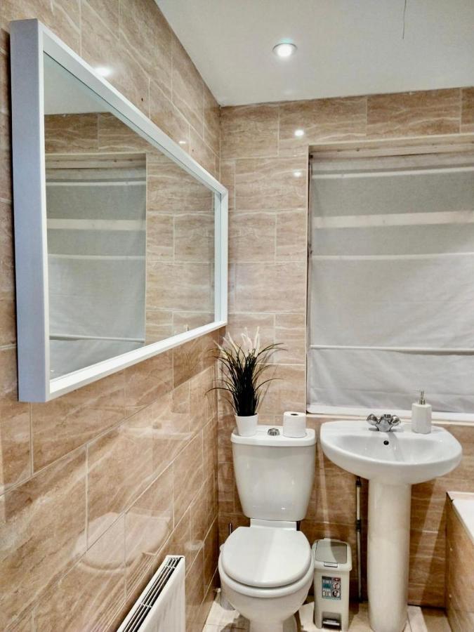 3 Cosy Homes Walking Distance To Mall With Parking Available To Book Separately 3 Bed House Or 1 Bed Apartment Or Studio لندن المظهر الخارجي الصورة
