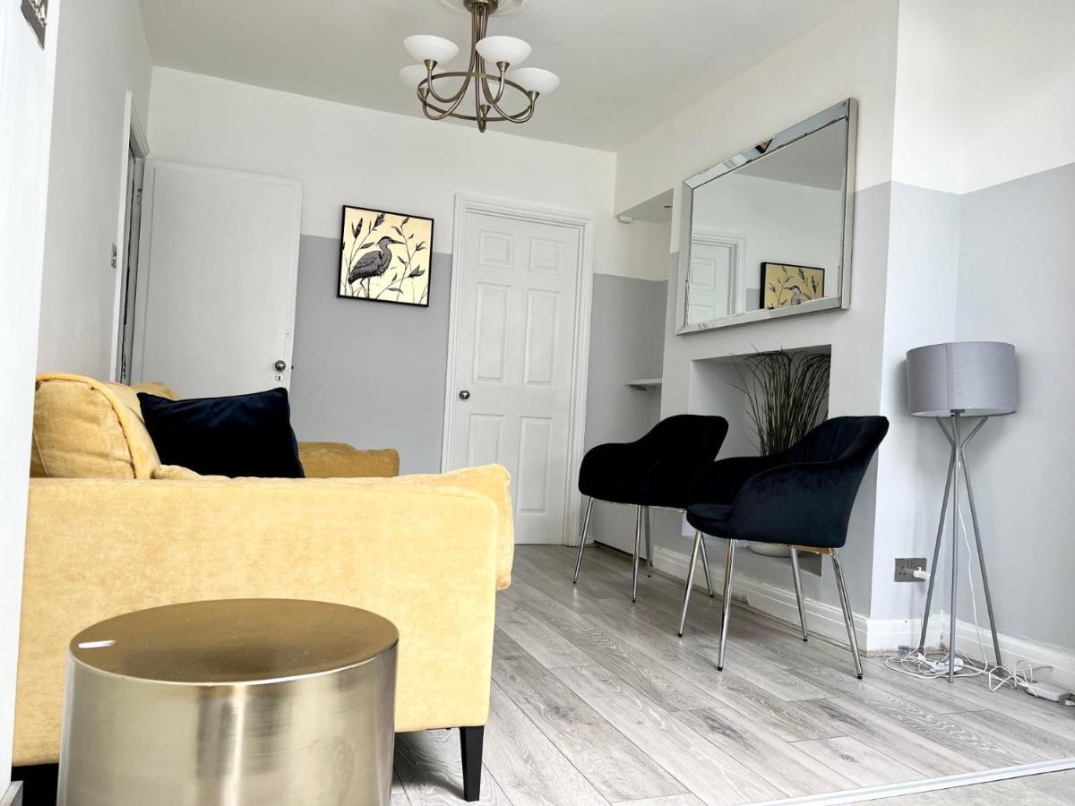 3 Cosy Homes Walking Distance To Mall With Parking Available To Book Separately 3 Bed House Or 1 Bed Apartment Or Studio لندن المظهر الخارجي الصورة