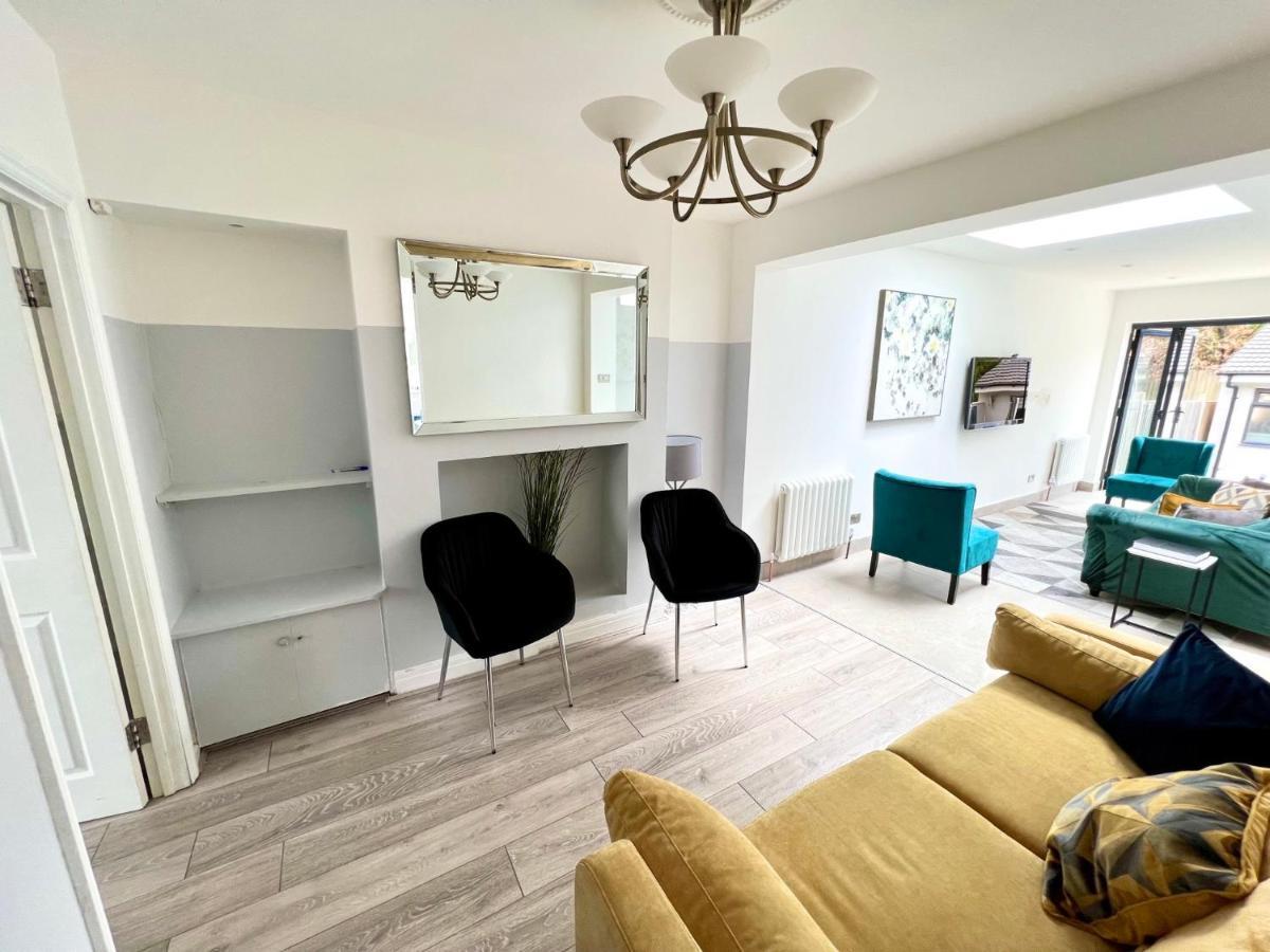 3 Cosy Homes Walking Distance To Mall With Parking Available To Book Separately 3 Bed House Or 1 Bed Apartment Or Studio لندن المظهر الخارجي الصورة