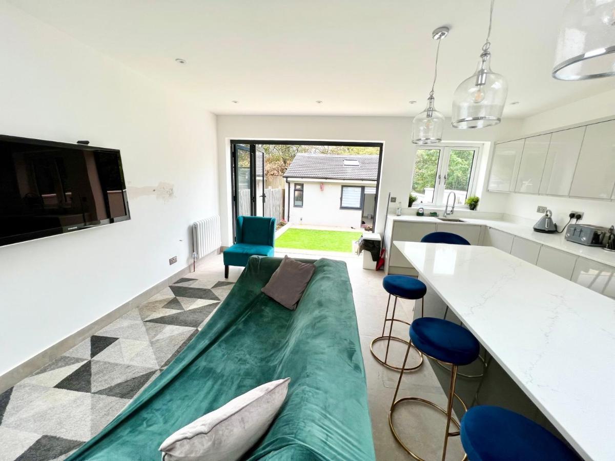 3 Cosy Homes Walking Distance To Mall With Parking Available To Book Separately 3 Bed House Or 1 Bed Apartment Or Studio لندن المظهر الخارجي الصورة