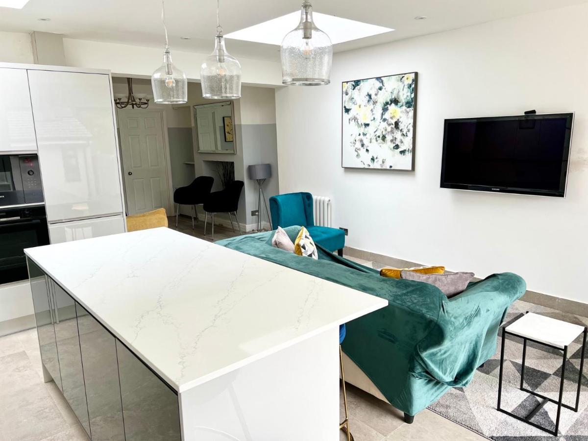 3 Cosy Homes Walking Distance To Mall With Parking Available To Book Separately 3 Bed House Or 1 Bed Apartment Or Studio لندن المظهر الخارجي الصورة