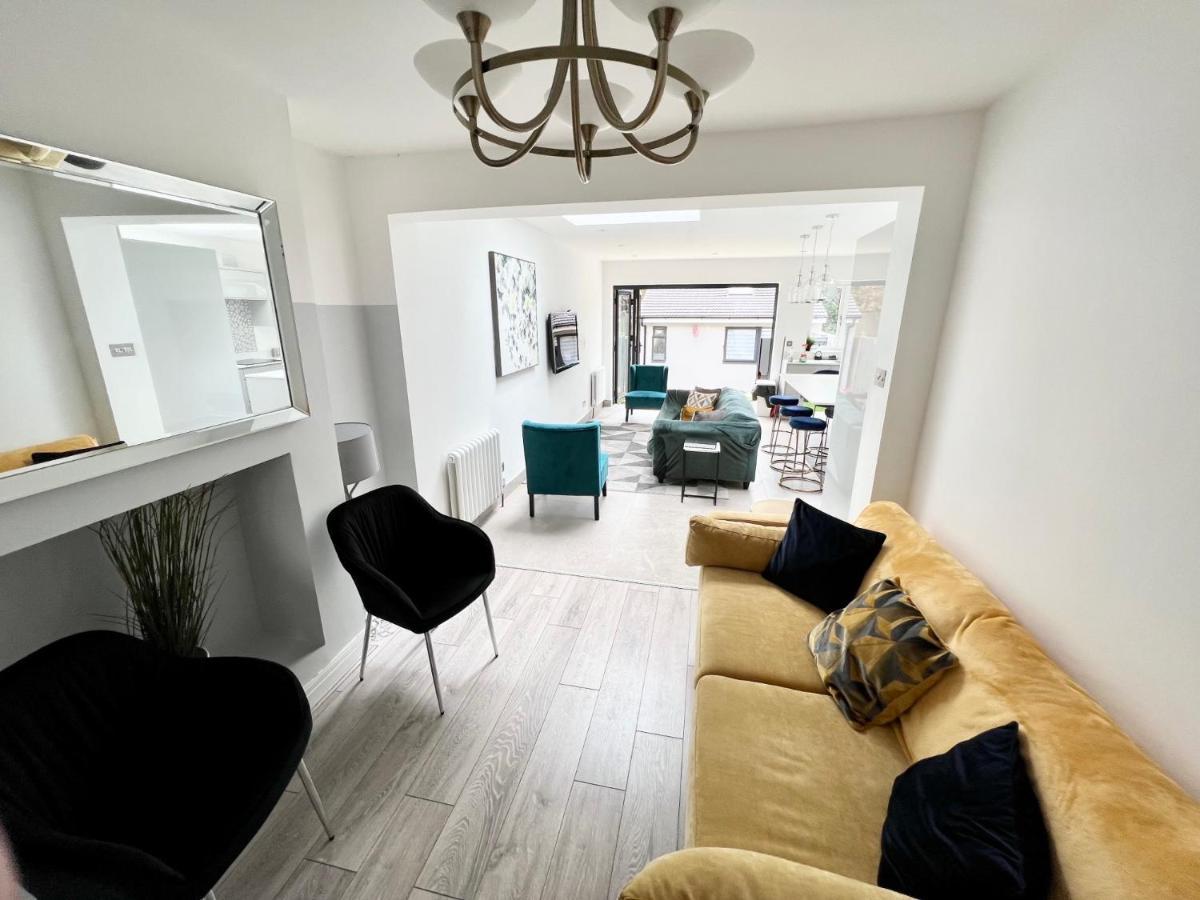 3 Cosy Homes Walking Distance To Mall With Parking Available To Book Separately 3 Bed House Or 1 Bed Apartment Or Studio لندن المظهر الخارجي الصورة