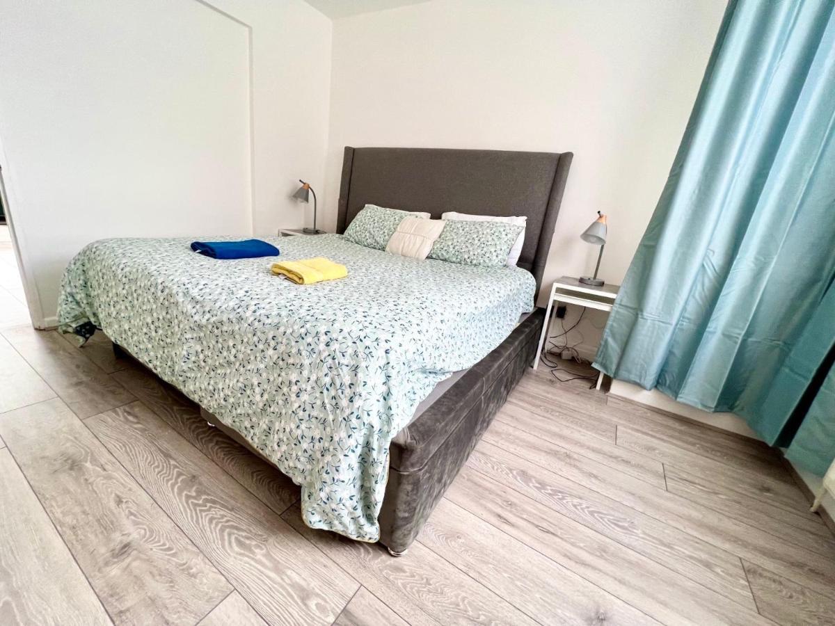 3 Cosy Homes Walking Distance To Mall With Parking Available To Book Separately 3 Bed House Or 1 Bed Apartment Or Studio لندن المظهر الخارجي الصورة