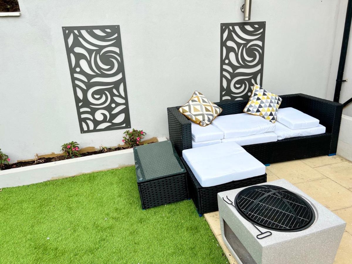 3 Cosy Homes Walking Distance To Mall With Parking Available To Book Separately 3 Bed House Or 1 Bed Apartment Or Studio لندن المظهر الخارجي الصورة