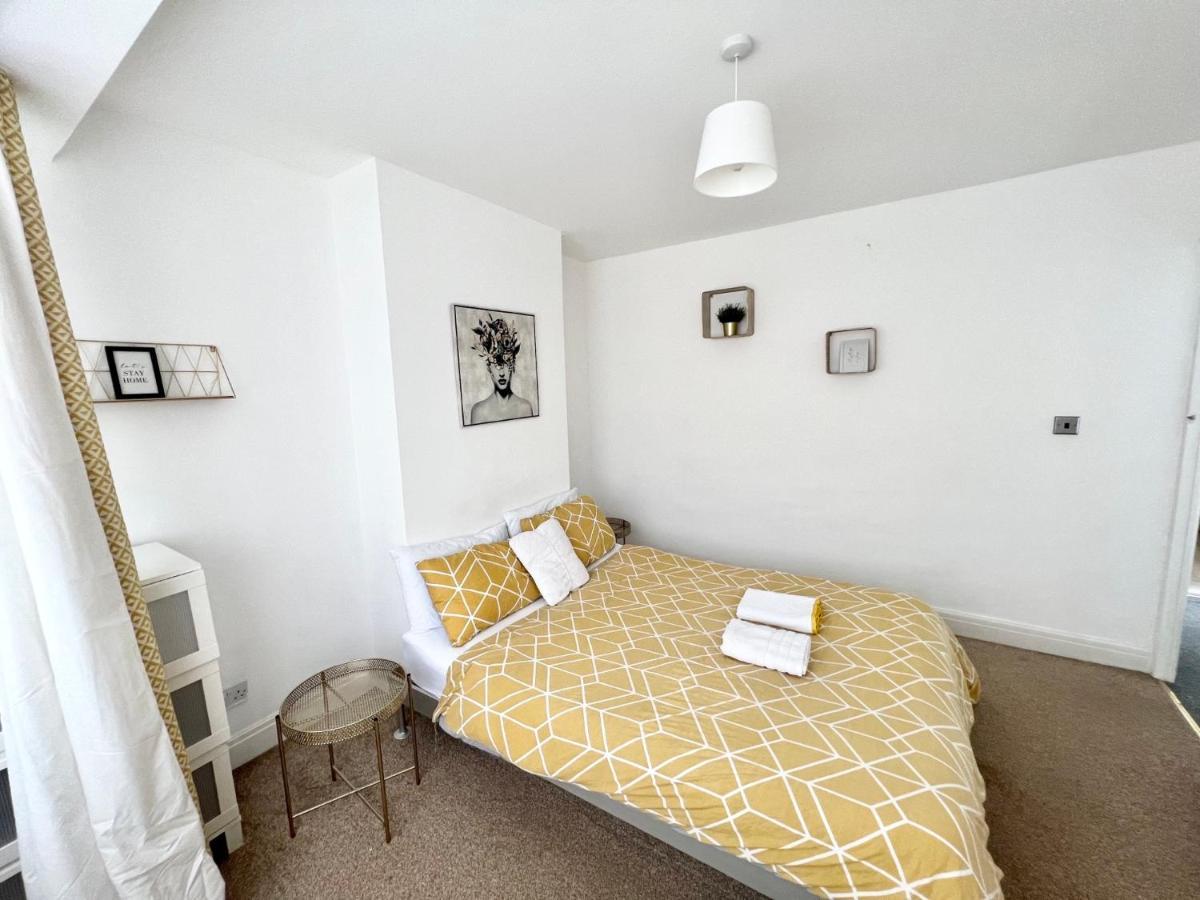 3 Cosy Homes Walking Distance To Mall With Parking Available To Book Separately 3 Bed House Or 1 Bed Apartment Or Studio لندن المظهر الخارجي الصورة