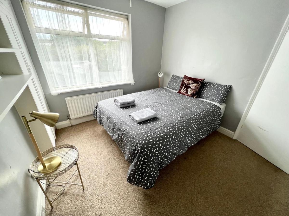 3 Cosy Homes Walking Distance To Mall With Parking Available To Book Separately 3 Bed House Or 1 Bed Apartment Or Studio لندن المظهر الخارجي الصورة