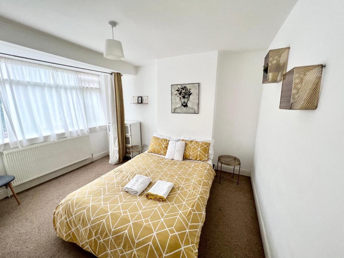 3 Cosy Homes Walking Distance To Mall With Parking Available To Book Separately 3 Bed House Or 1 Bed Apartment Or Studio لندن المظهر الخارجي الصورة