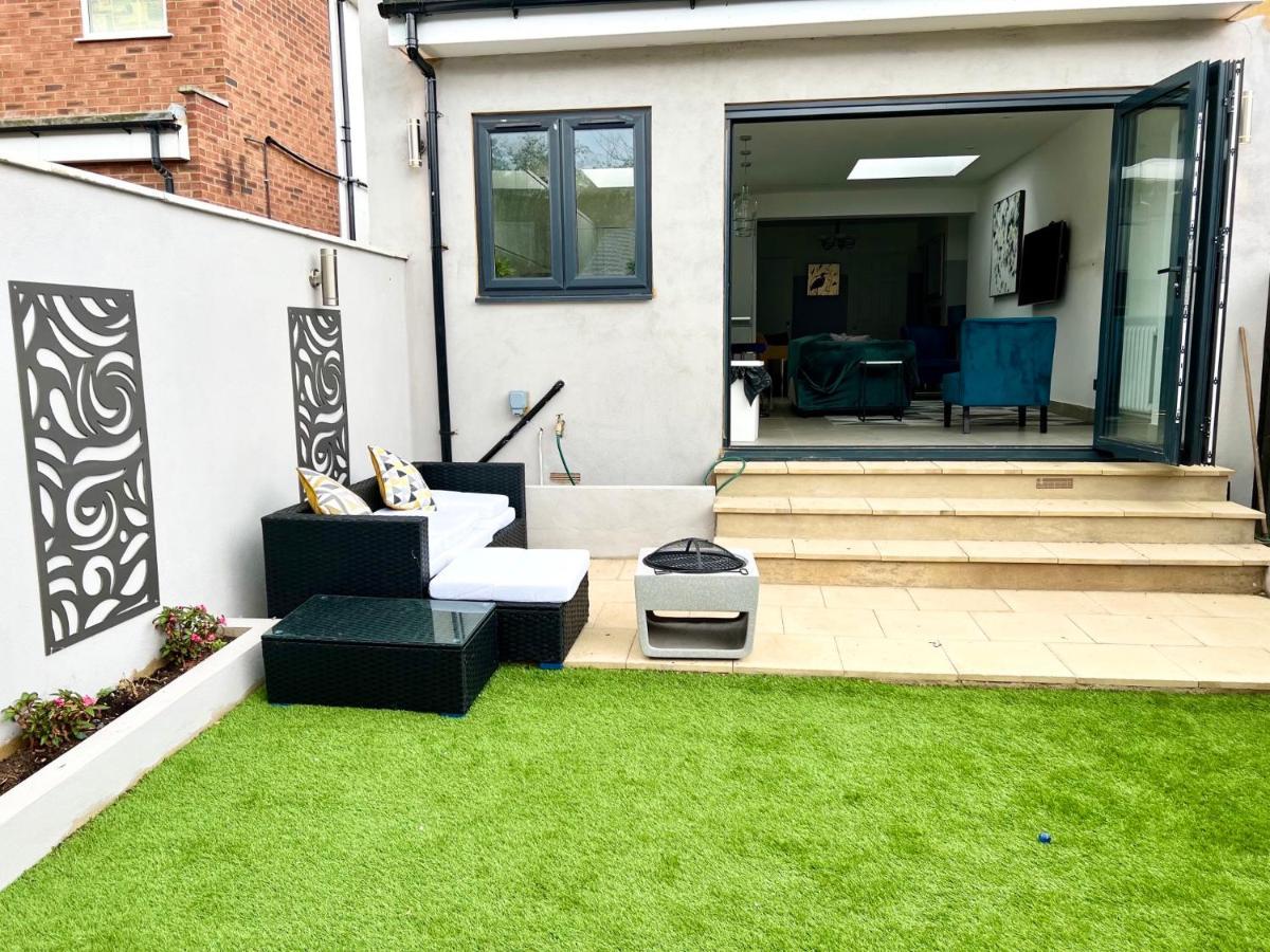 3 Cosy Homes Walking Distance To Mall With Parking Available To Book Separately 3 Bed House Or 1 Bed Apartment Or Studio لندن المظهر الخارجي الصورة