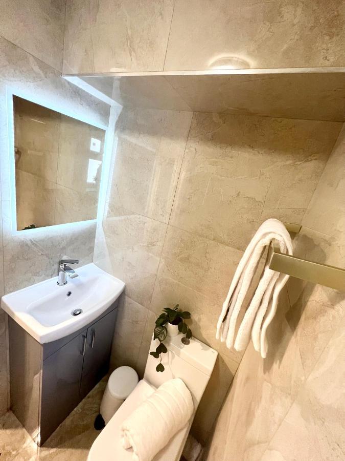 3 Cosy Homes Walking Distance To Mall With Parking Available To Book Separately 3 Bed House Or 1 Bed Apartment Or Studio لندن المظهر الخارجي الصورة