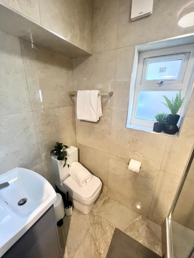 3 Cosy Homes Walking Distance To Mall With Parking Available To Book Separately 3 Bed House Or 1 Bed Apartment Or Studio لندن المظهر الخارجي الصورة