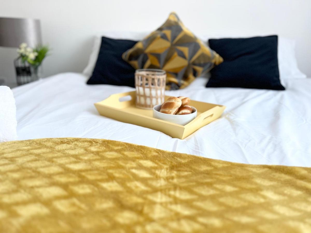 3 Cosy Homes Walking Distance To Mall With Parking Available To Book Separately 3 Bed House Or 1 Bed Apartment Or Studio لندن المظهر الخارجي الصورة