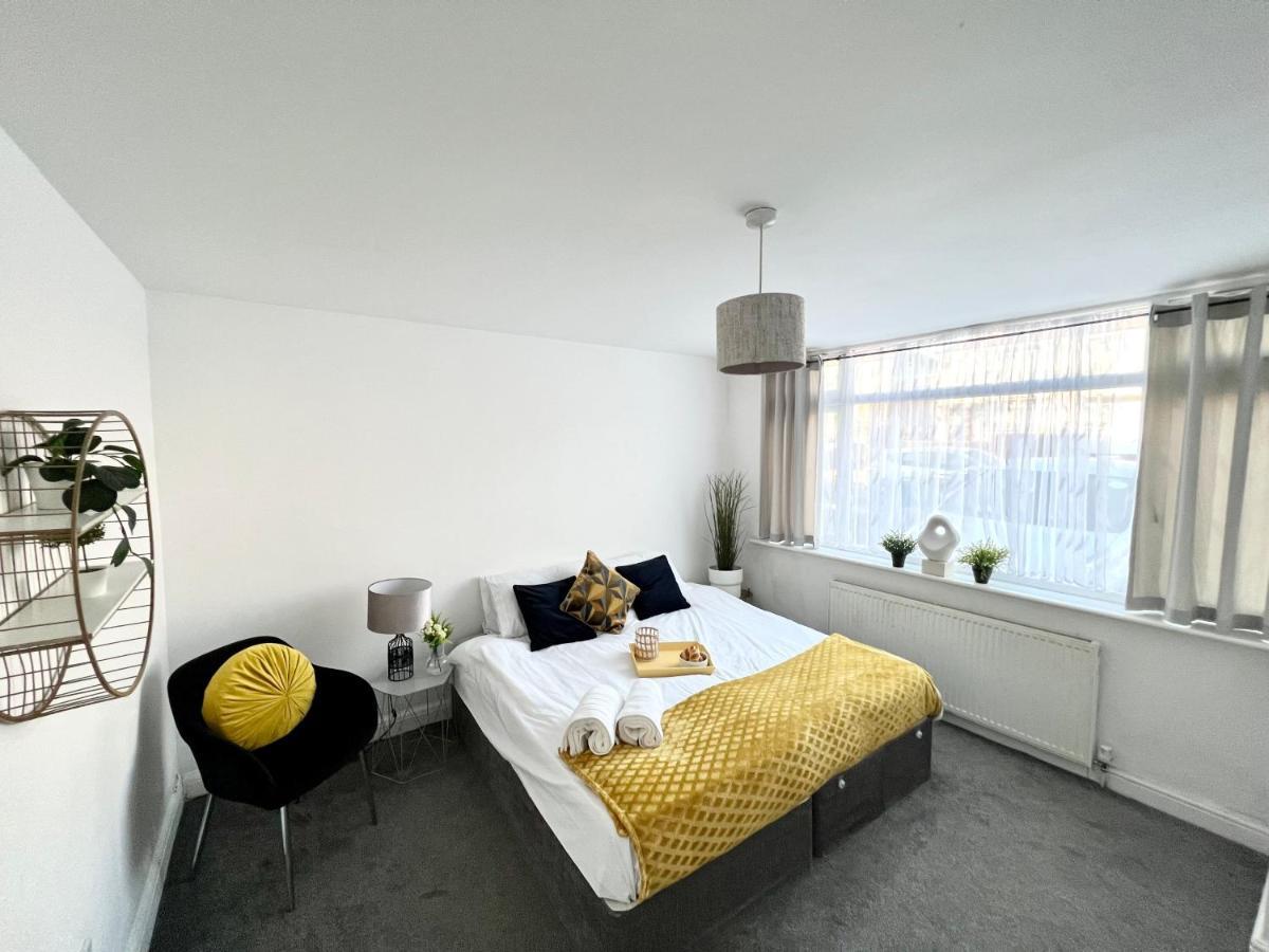 3 Cosy Homes Walking Distance To Mall With Parking Available To Book Separately 3 Bed House Or 1 Bed Apartment Or Studio لندن المظهر الخارجي الصورة