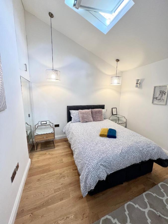 3 Cosy Homes Walking Distance To Mall With Parking Available To Book Separately 3 Bed House Or 1 Bed Apartment Or Studio لندن المظهر الخارجي الصورة