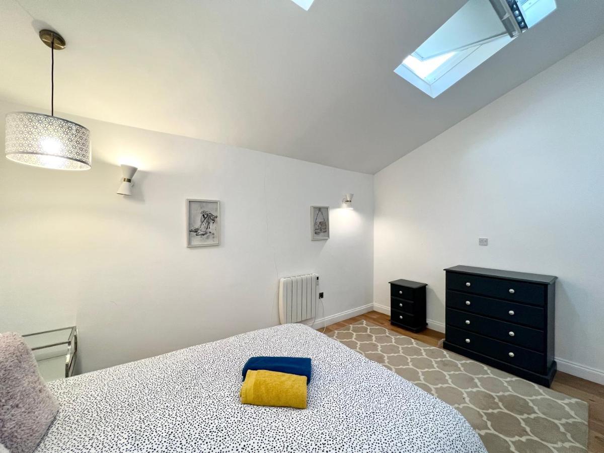 3 Cosy Homes Walking Distance To Mall With Parking Available To Book Separately 3 Bed House Or 1 Bed Apartment Or Studio لندن المظهر الخارجي الصورة