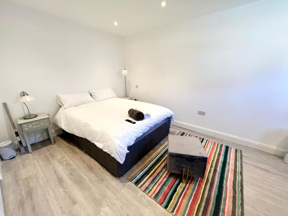 3 Cosy Homes Walking Distance To Mall With Parking Available To Book Separately 3 Bed House Or 1 Bed Apartment Or Studio لندن المظهر الخارجي الصورة