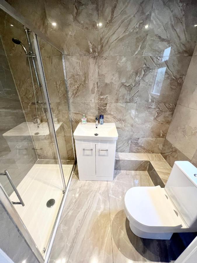 3 Cosy Homes Walking Distance To Mall With Parking Available To Book Separately 3 Bed House Or 1 Bed Apartment Or Studio لندن المظهر الخارجي الصورة