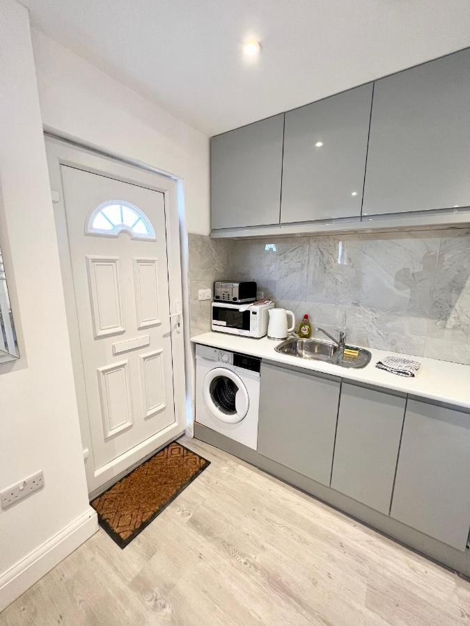 3 Cosy Homes Walking Distance To Mall With Parking Available To Book Separately 3 Bed House Or 1 Bed Apartment Or Studio لندن المظهر الخارجي الصورة
