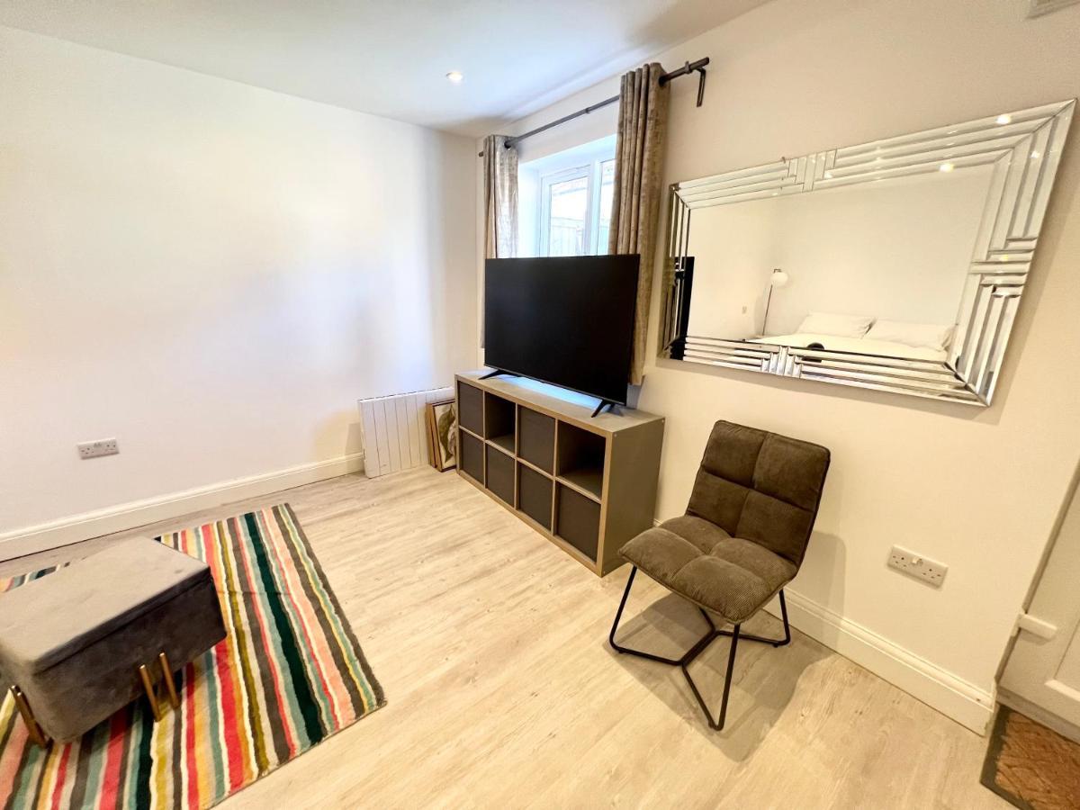 3 Cosy Homes Walking Distance To Mall With Parking Available To Book Separately 3 Bed House Or 1 Bed Apartment Or Studio لندن المظهر الخارجي الصورة