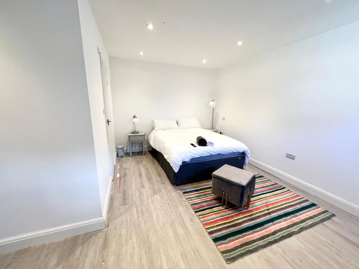 3 Cosy Homes Walking Distance To Mall With Parking Available To Book Separately 3 Bed House Or 1 Bed Apartment Or Studio لندن المظهر الخارجي الصورة