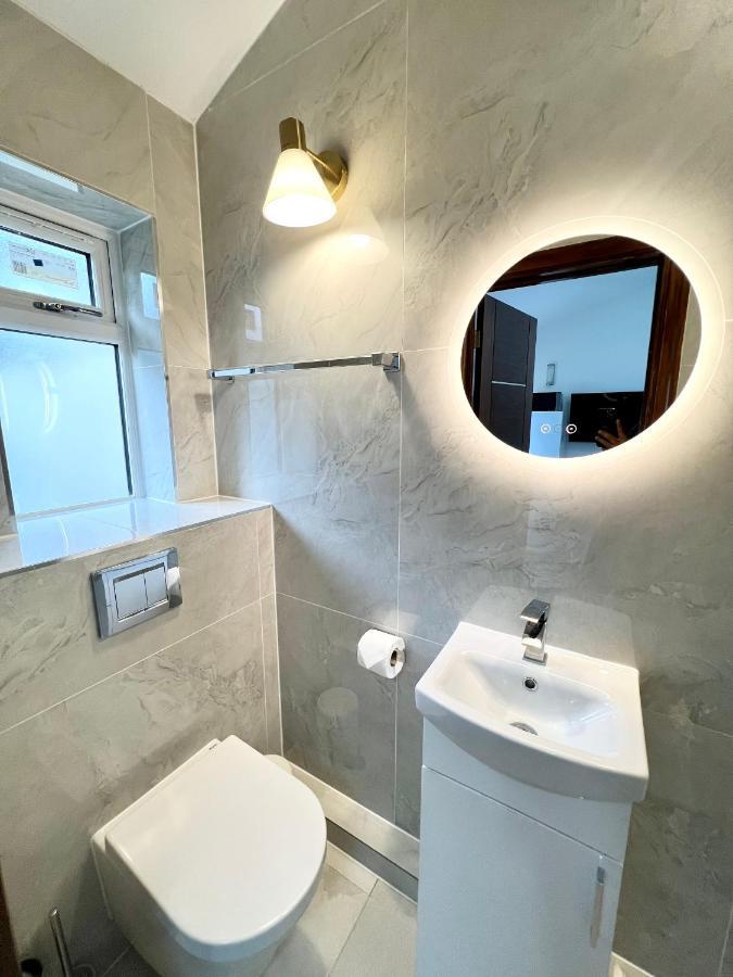 3 Cosy Homes Walking Distance To Mall With Parking Available To Book Separately 3 Bed House Or 1 Bed Apartment Or Studio لندن المظهر الخارجي الصورة