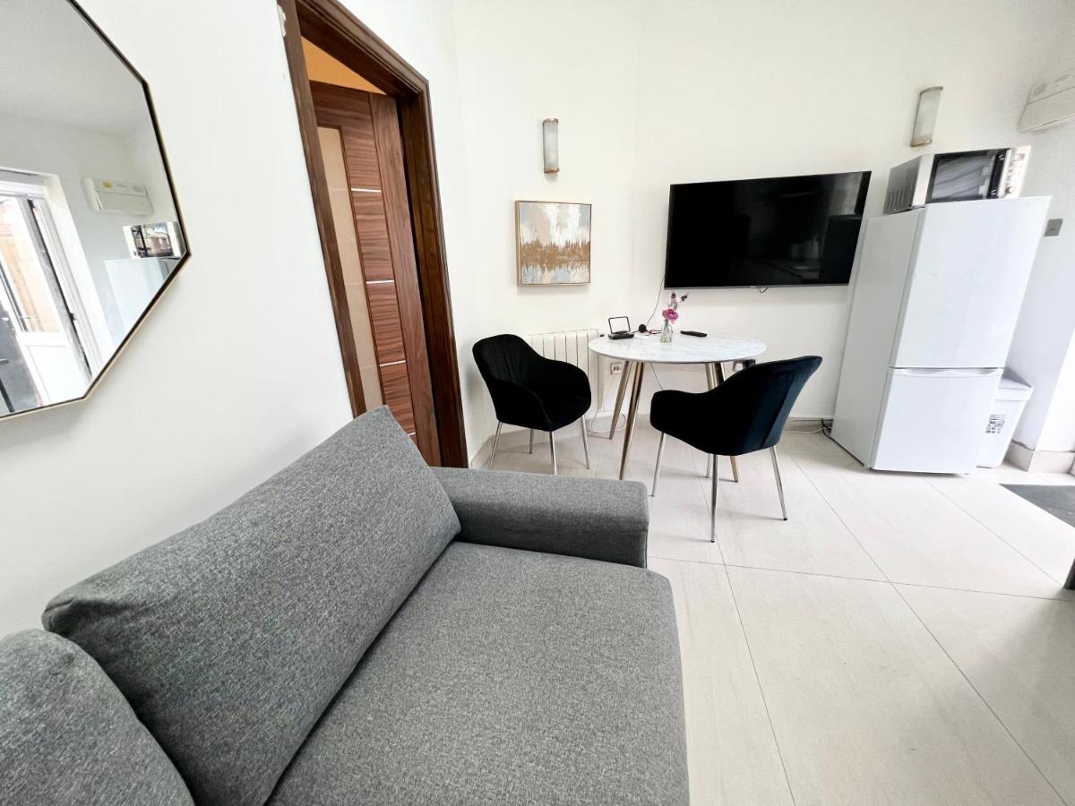 3 Cosy Homes Walking Distance To Mall With Parking Available To Book Separately 3 Bed House Or 1 Bed Apartment Or Studio لندن المظهر الخارجي الصورة