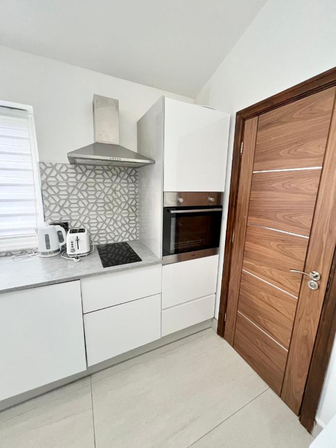 3 Cosy Homes Walking Distance To Mall With Parking Available To Book Separately 3 Bed House Or 1 Bed Apartment Or Studio لندن المظهر الخارجي الصورة